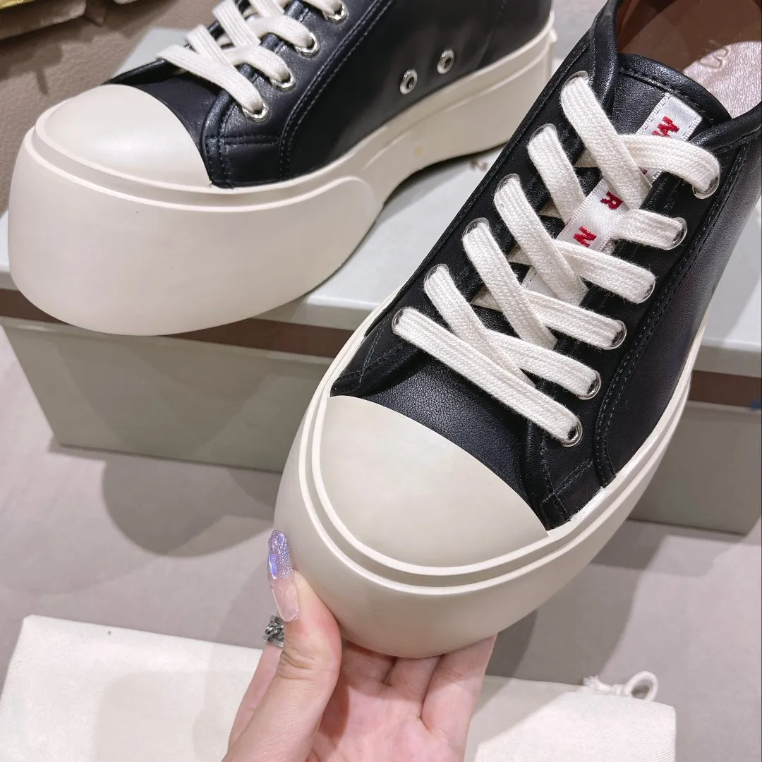 👟👟Ex-factory price👟👟Ex-factory price 480👟👟Higher version of Marni Mani, a popular style among Internet celebrities, Taobao, and a popular model in physical stores! The lines of this shoe are very smooth. The round toe is a bit exaggerated, but you will know when you try it on. This thick and round shoe actually makes your legs very slim and long. The original version is reproduced in a one-to-one ratio, and the material is also one-to-one. It feels good on your feet! Fabric: Imported wool twill (grained calfskin) Lining: Imported sheepskin lining Size: 35 to 40 Outsole: T👟👟Ex-factory price👟👟Ex-factory price U Color: White cloth Black cloth Black leather White leather Gray leather